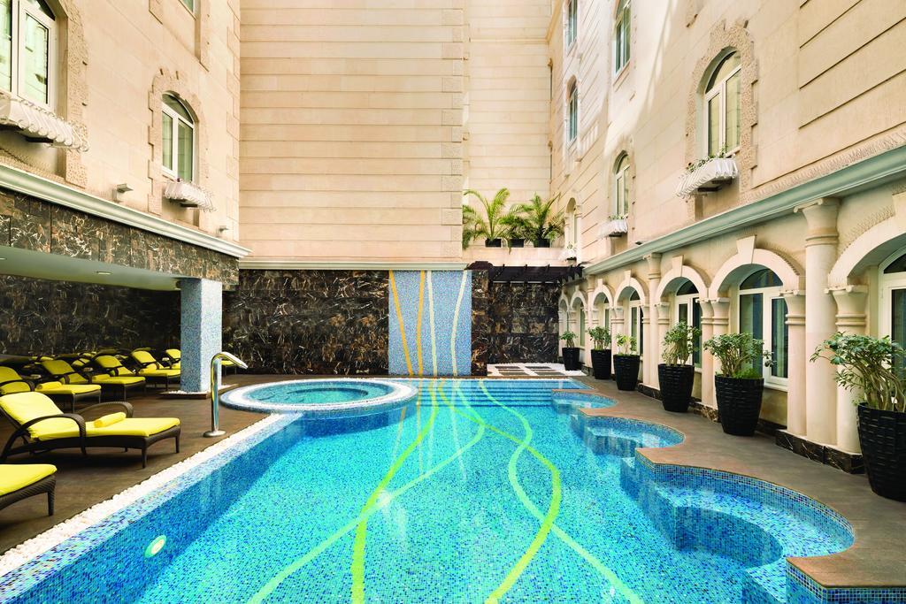 Grand Regency Doha, Trademark Collection By Wyndham Экстерьер фото The swimming pool at the hotel