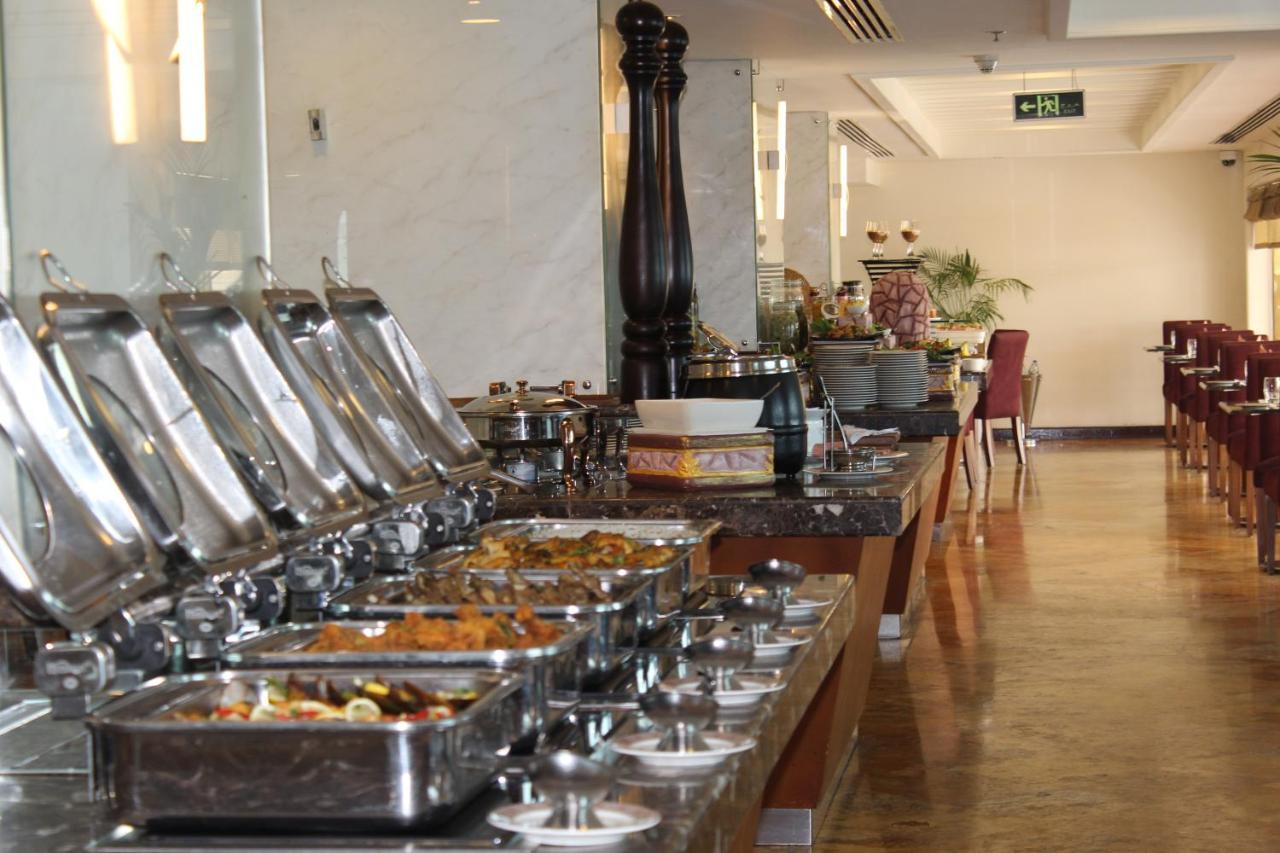 Grand Regency Doha, Trademark Collection By Wyndham Экстерьер фото A buffet at a hotel